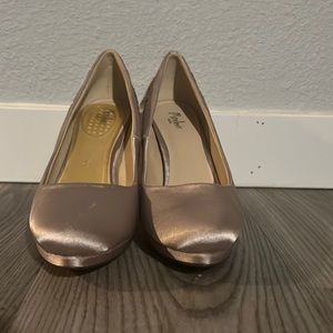 Shiny sparkle Menbur bridal heel.